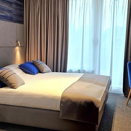 Hotel Les 3 Cles 젬블룩스 외부 사진
