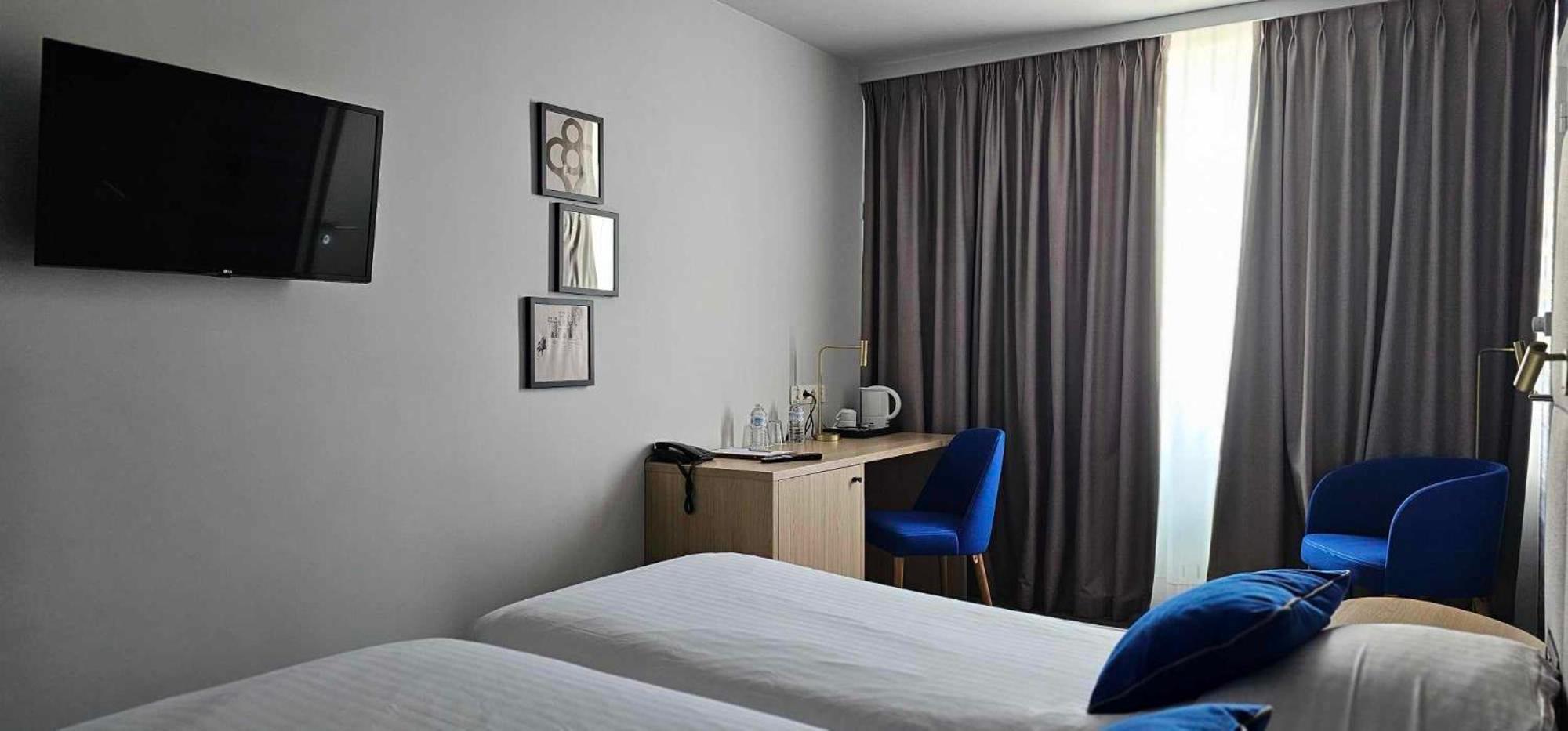 Hotel Les 3 Cles 젬블룩스 외부 사진
