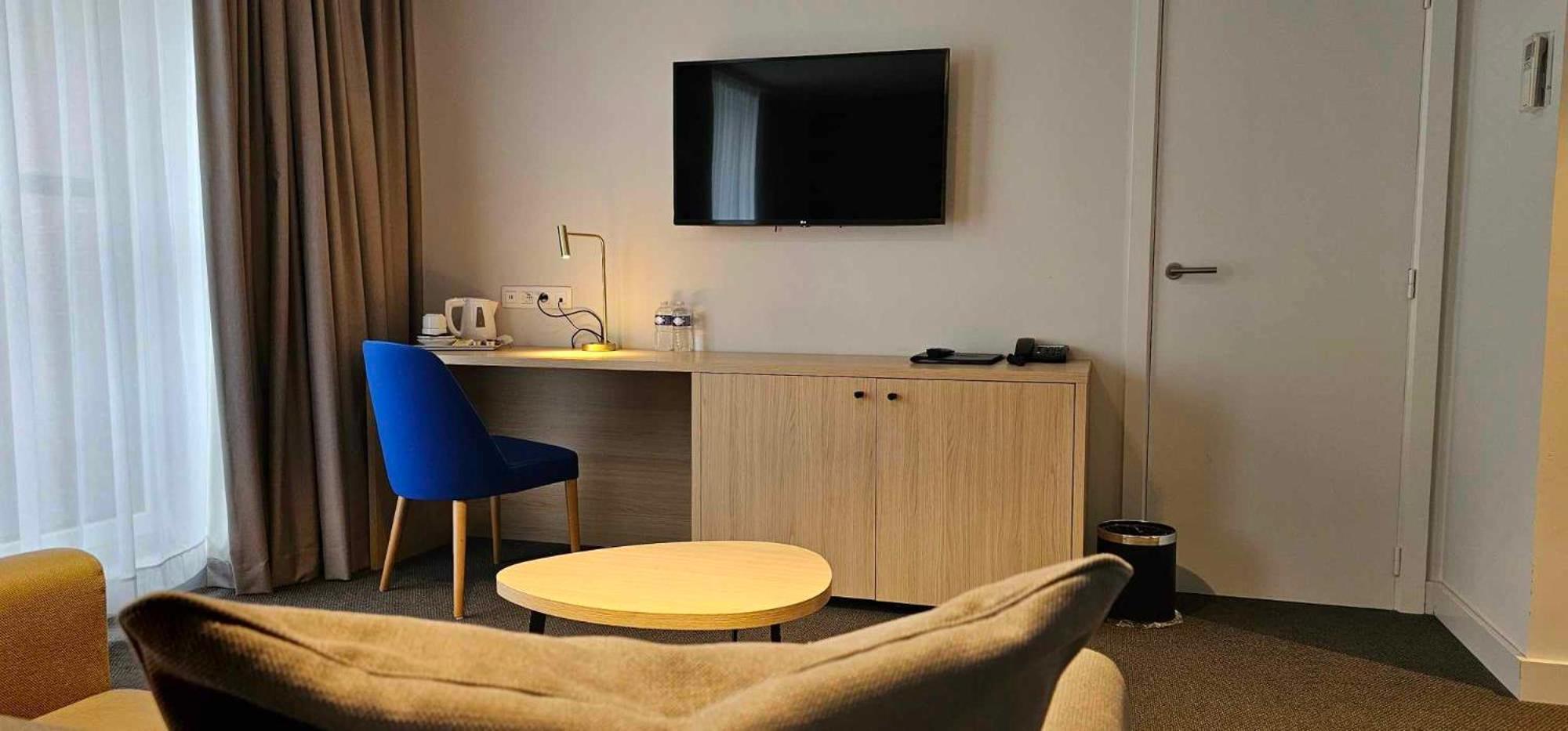 Hotel Les 3 Cles 젬블룩스 외부 사진
