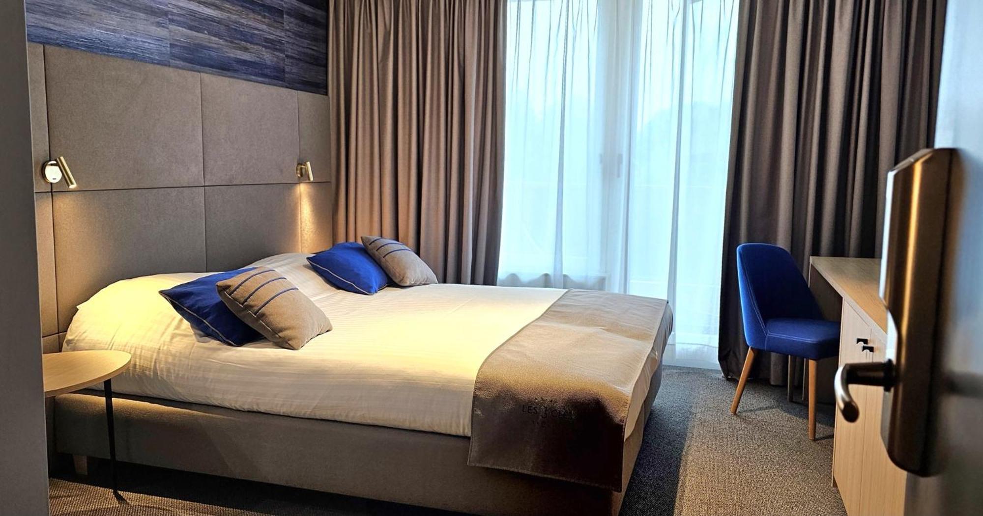 Hotel Les 3 Cles 젬블룩스 외부 사진