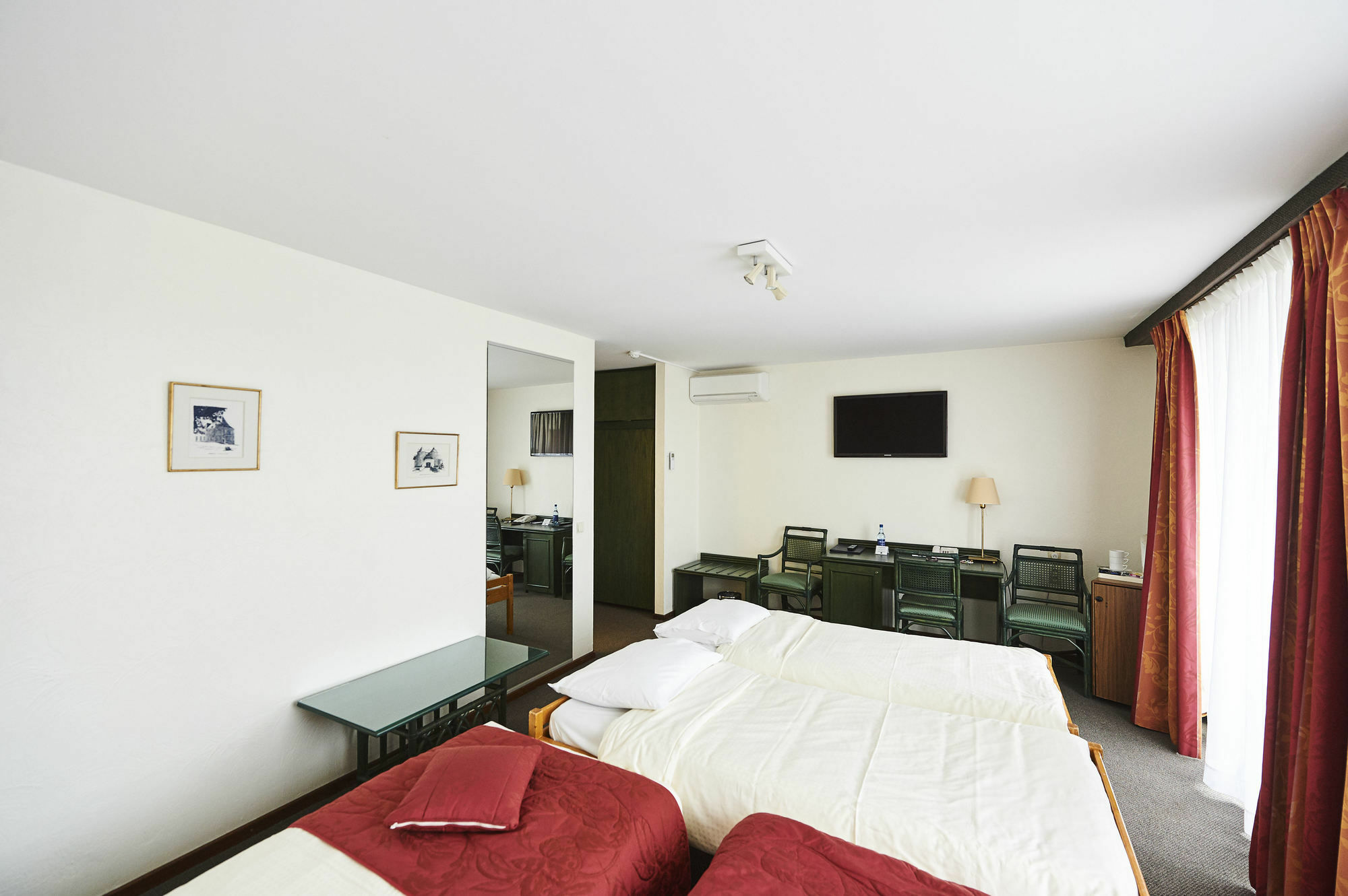 Hotel Les 3 Cles 젬블룩스 외부 사진